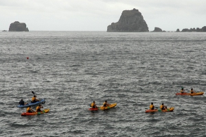 Piraguas-con-Roques-de-Salmor-al-fondo